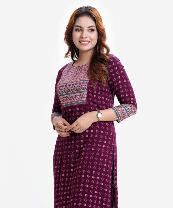 Women's straight kameez in viscose fabric. Round neck, three-quarter sleeves. Patch and lace work at front and sleeves.