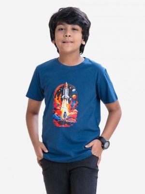 Kid boys t-shirt in cotton single jersey fabric. Crew neck, short sleeves. Space adventure print on the chest.