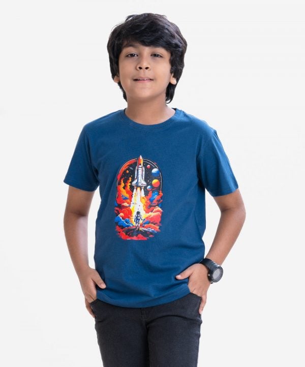 Kid boys t-shirt in cotton single jersey fabric. Crew neck, short sleeves. Space adventure print on the chest.