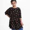 Kid Girl's abaya-style tunic is in floral printed georgette fabric. Round neck, short sleeves and gathered waist.