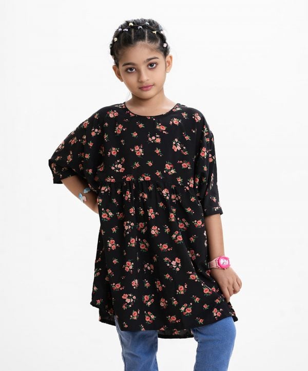 Kid Girl's abaya-style tunic is in floral printed georgette fabric. Round neck, short sleeves and gathered waist.