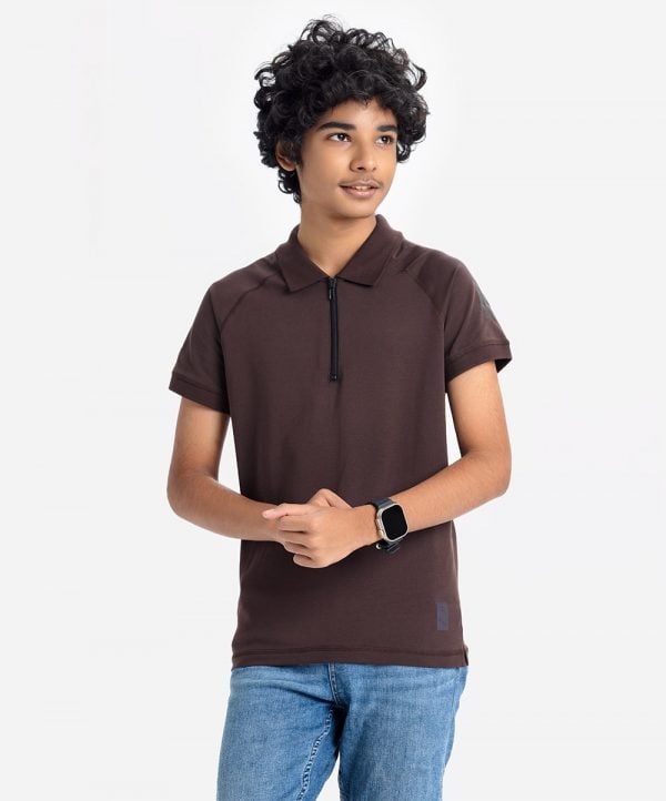 Teen boy's short-sleeved polo shirt in cotton knit fabric. Classic collar with zipper placket and a straight-cut hem.