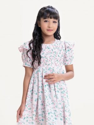 Kid girls frock in printed georgette fabric. Round neck, puff sleeves. Pin-tuck at front.