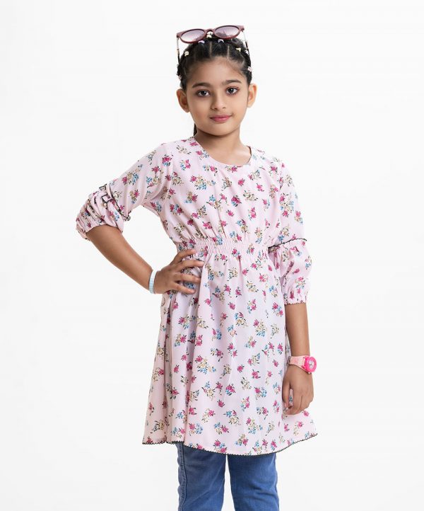 Kid girls A-line tunic in floral printed georgette fabric. Round neck, three quarter puff-sleeved and gathered waistline.