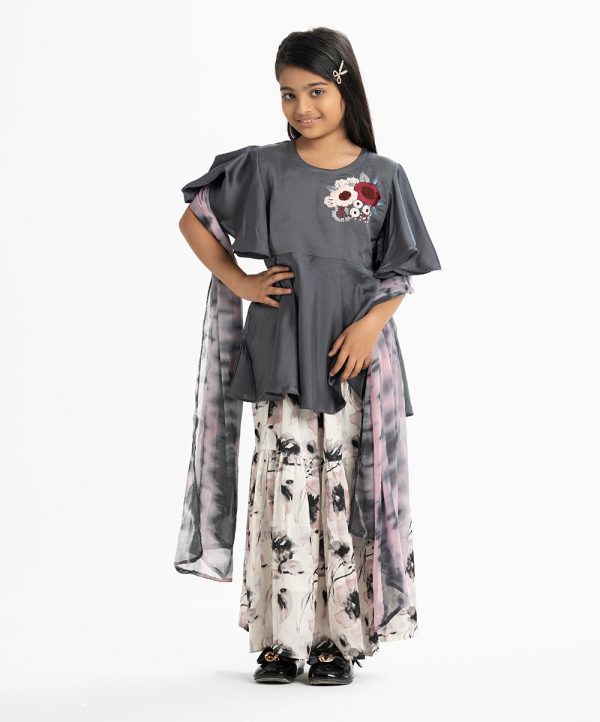 Kid girls ghagra choli set in crepe & printed georgette fabric. Butterfly sleeved top with karchupi at front. Tie-dye chiffon dupatta with skirt.