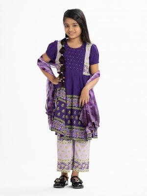 Kid girls printed frock style salwar kameez in viscose fabric. Round neck, puff sleeves and diamond pin tuck at the front of kameez. Palazzo pants and tie-dye chiffon dupatta.