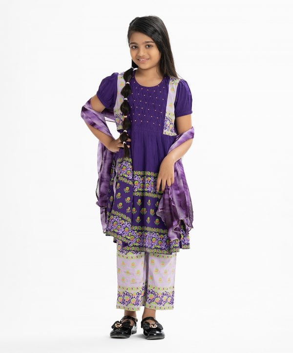 Kid girls printed frock style salwar kameez in viscose fabric. Round neck, puff sleeves and diamond pin tuck at the front of kameez. Palazzo pants and tie-dye chiffon dupatta.