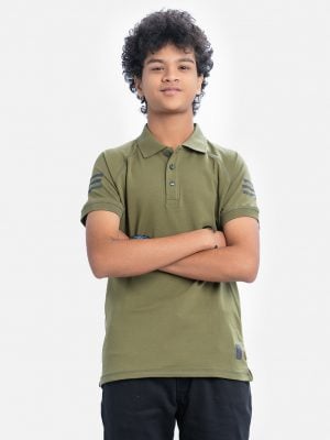 Teen boy's polo shirt in stretched cotton knit fabric. Classic collar, short sleeves and a straight-cut hem.