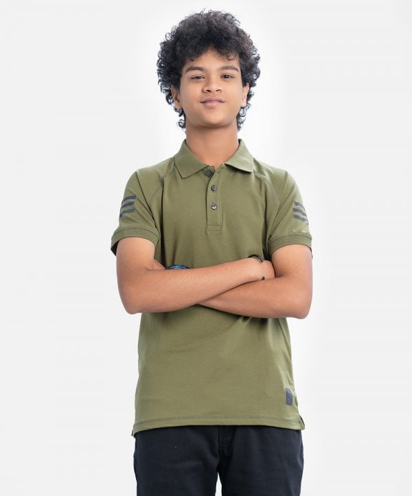 Teen boy's polo shirt in stretched cotton knit fabric. Classic collar, short sleeves and a straight-cut hem.