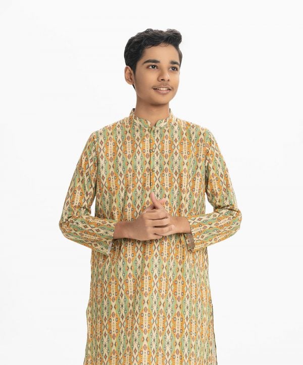 Teen boys panjabi in cotton fabric. Mandarin collar, inseam pockets and button fastening at the front.