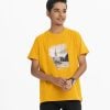 Teen boys short-sleeved t-shirt in cotton single jersey fabric. Mock neck and print at the front.