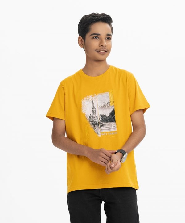 Teen boys short-sleeved t-shirt in cotton single jersey fabric. Mock neck and print at the front.