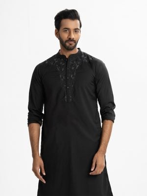 Mens slim-fitted panjabi in blended cotton fabric. Mandarin collar, inseam pockets. Button fastening at the front and karchupi at the front.