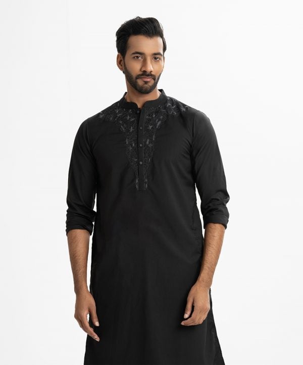 Mens slim-fitted panjabi in blended cotton fabric. Mandarin collar, inseam pockets. Button fastening at the front and karchupi at the front.