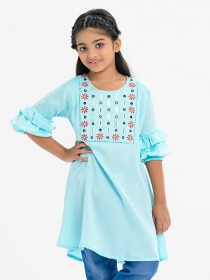 Kids A-line tunic in crepe fabric. Round neck, puff-sleeved. karchupi at the front.