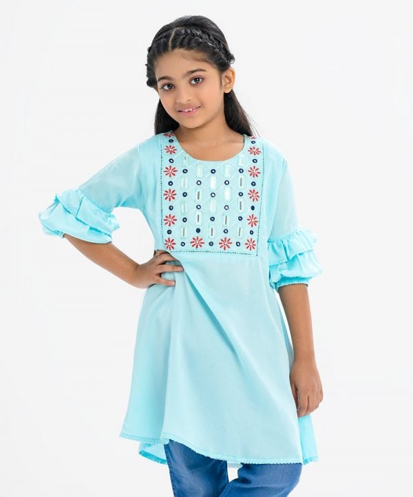 Kids A-line tunic in crepe fabric. Round neck, puff-sleeved. karchupi at the front.