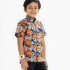 Kid boys short-sleeved casual shirt in printed cotton fabric. Classic collar, button fastening and a chest pocket.