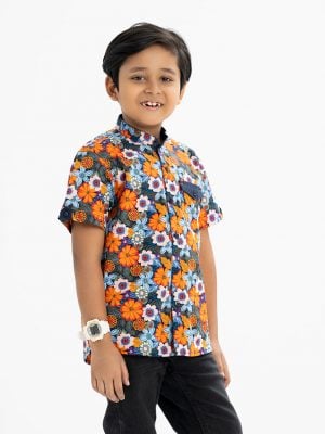 Kid boys short-sleeved casual shirt in printed cotton fabric. Classic collar, button fastening and a chest pocket.