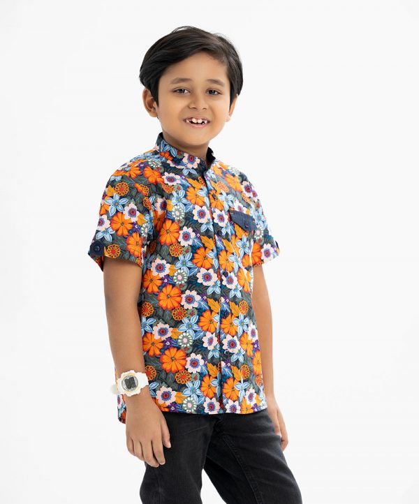 Kid boys short-sleeved casual shirt in printed cotton fabric. Classic collar, button fastening and a chest pocket.