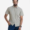 Men's printed comfort shirt in slab cotton fabric. Classic collar, short sleeves, and a chest pocket.