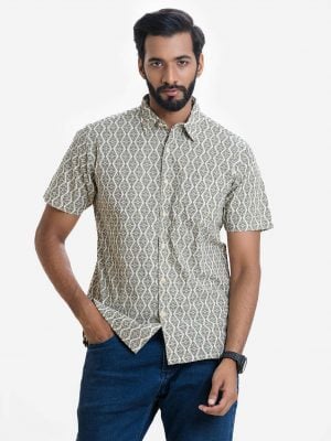 Men's printed comfort shirt in slab cotton fabric. Classic collar, short sleeves, and a chest pocket.