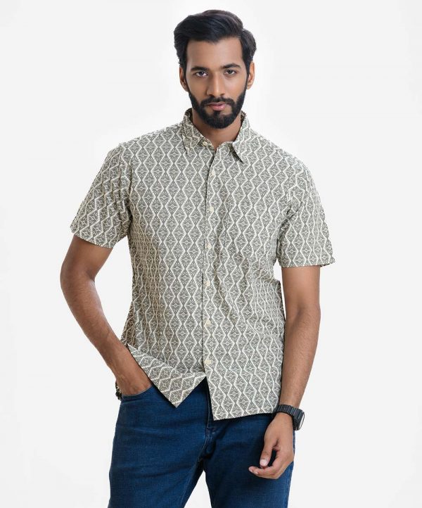 Men's printed comfort shirt in slab cotton fabric. Classic collar, short sleeves, and a chest pocket.