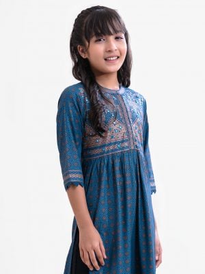 Kid girl's ethnic printed frock style kameez in viscose fabric. Band neck, three quarter sleeves and karchupi at front.