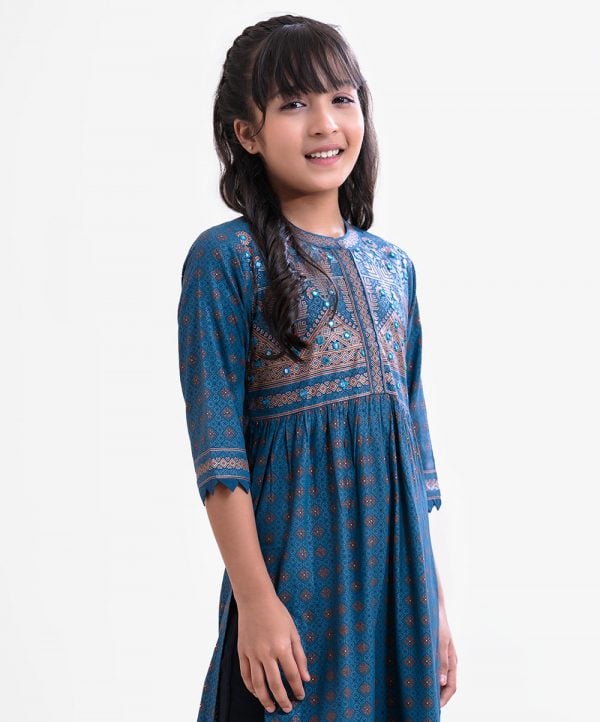 Kid girl's ethnic printed frock style kameez in viscose fabric. Band neck, three quarter sleeves and karchupi at front.