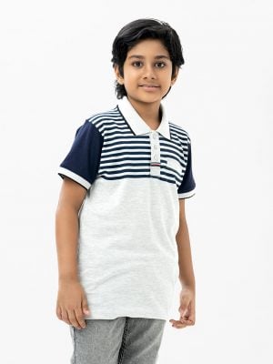 Kid boy polo shirt in cotton pique fabric. Classic collar with button placket and short sleeves.