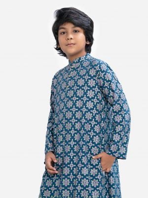 Kid boys printed panjabi in viscose fabric. Mandarin collar with button placket and inseam pockets.