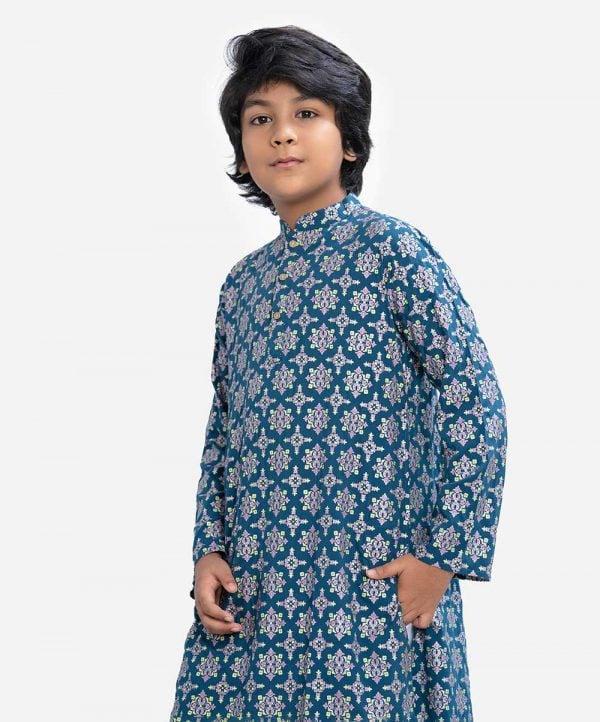 Kid boys printed panjabi in viscose fabric. Mandarin collar with button placket and inseam pockets.