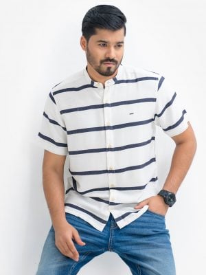 Men's short-sleeved casual shirt in cotton stripe fabric. Classic collar and button fastening at the front.