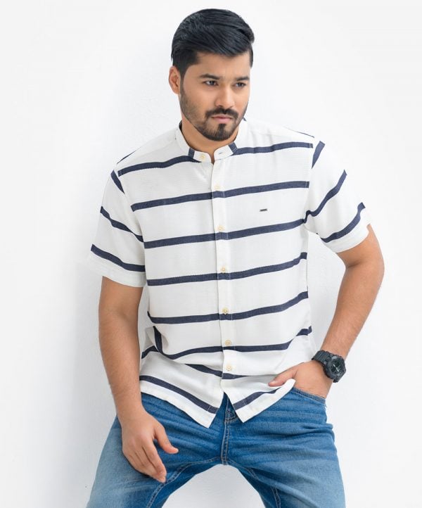 Men's short-sleeved casual shirt in cotton stripe fabric. Classic collar and button fastening at the front.