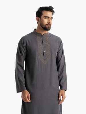 Men's slim-fitted panjabi in cotton fabric.Mandarin collar and inseam pockets. Embroidery and karchupi at the front.