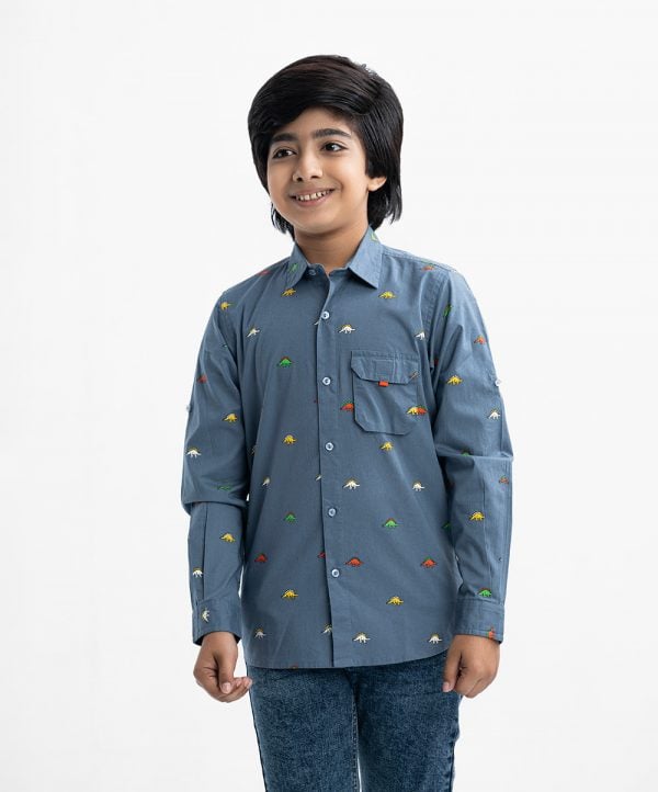 Kid boys printed long-sleeved shirt in cotton fabric. Classic collar, a chest pocket and button fastening at the front.