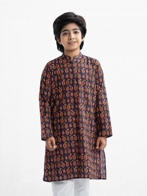 Kid boys printed panjabi in cotton fabric. Mandarin collar, inseam pockets and button fastening at the front.