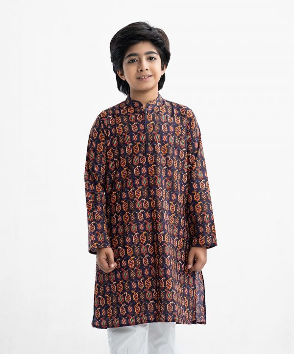 Kid boys printed panjabi in cotton fabric. Mandarin collar, inseam pockets and button fastening at the front.