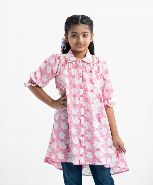 Kid girls A-line tunic in georgette fabric. Classic collar, puff-sleeved. Smokey and button fastening at the front.