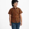 Kid boys short-sleeved casual shirt in printed cotton fabric. Classic collar, a chest pocket and button fastening at the front.