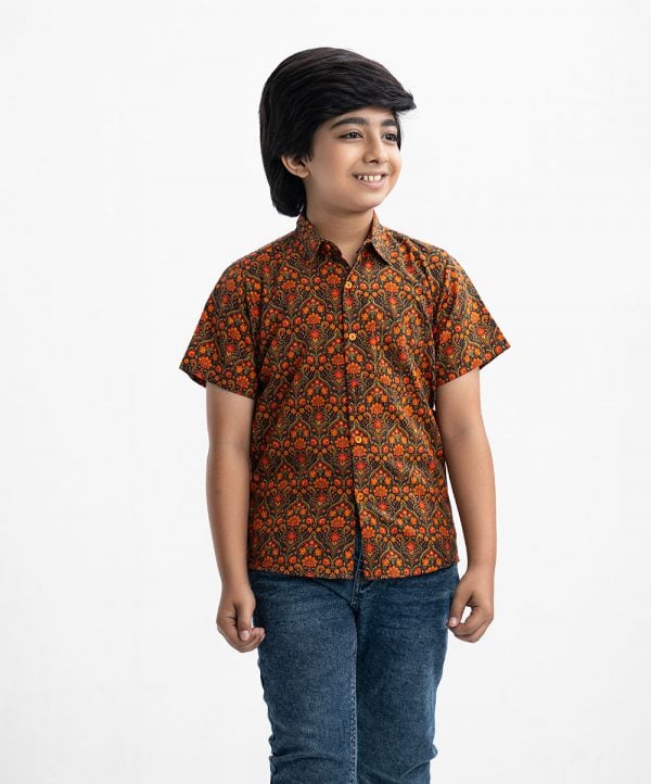 Kid boys short-sleeved casual shirt in printed cotton fabric. Classic collar, a chest pocket and button fastening at the front.