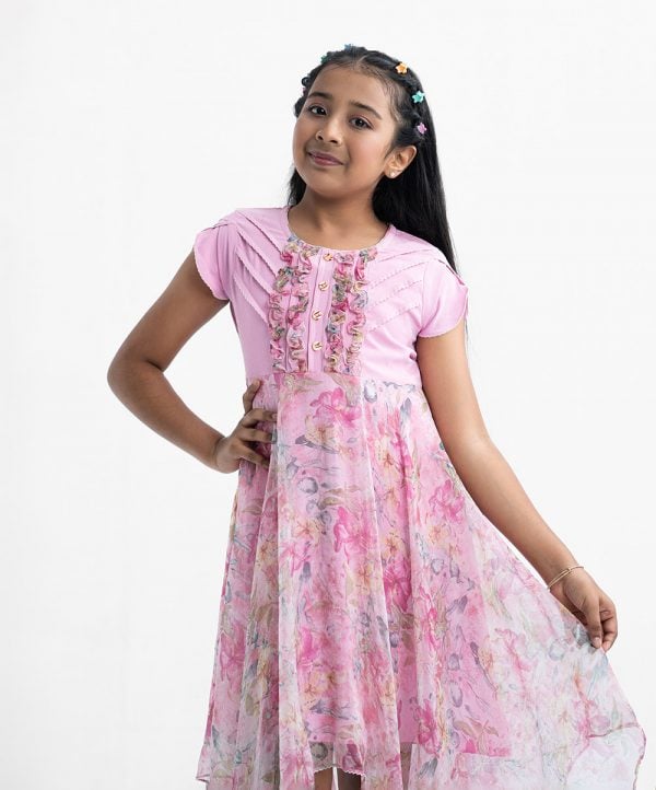 Kid girls elongated frock in georgette fabric. Sleeveless, round neck, frill-trims at the front and waistbelt.