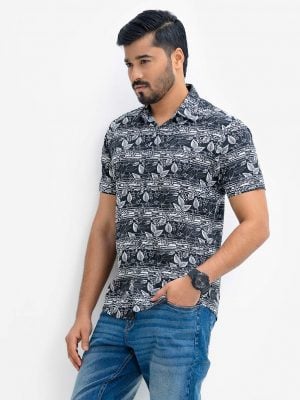 Men's printed short-sleeved casual shirt in cotton fabric. Classic collar, button fastening at the front.