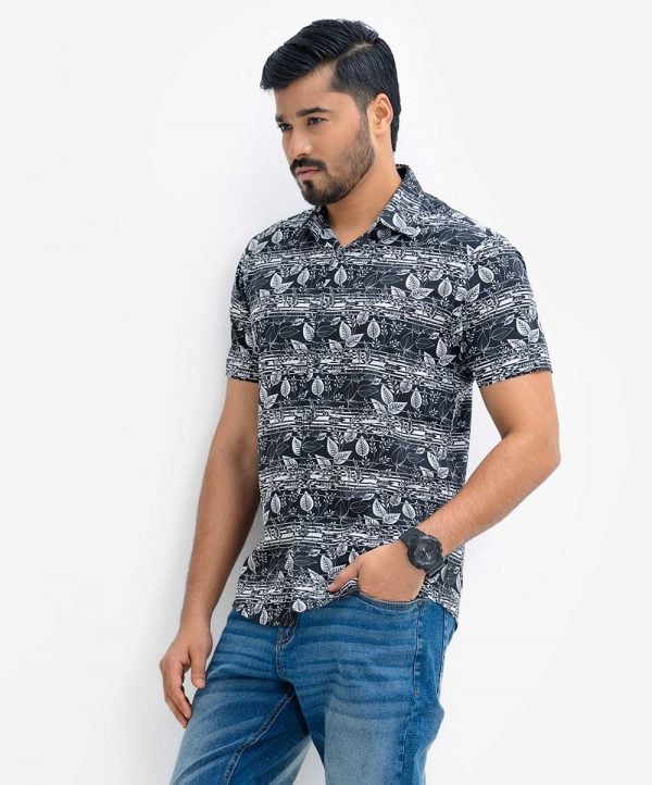 Men's printed short-sleeved casual shirt in cotton fabric. Classic collar, button fastening at the front.