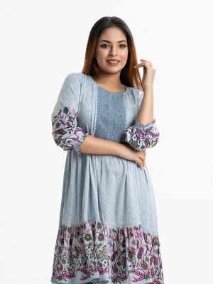 Women's frock style long tunic in joom fabric. Round neck and lantern sleeves. Lace attached at the front.