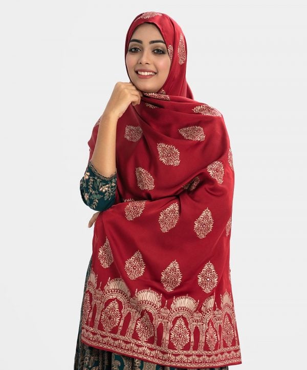 Women's printed hijab in crepe fabric. Comes with karchupi at the borders and whole body.