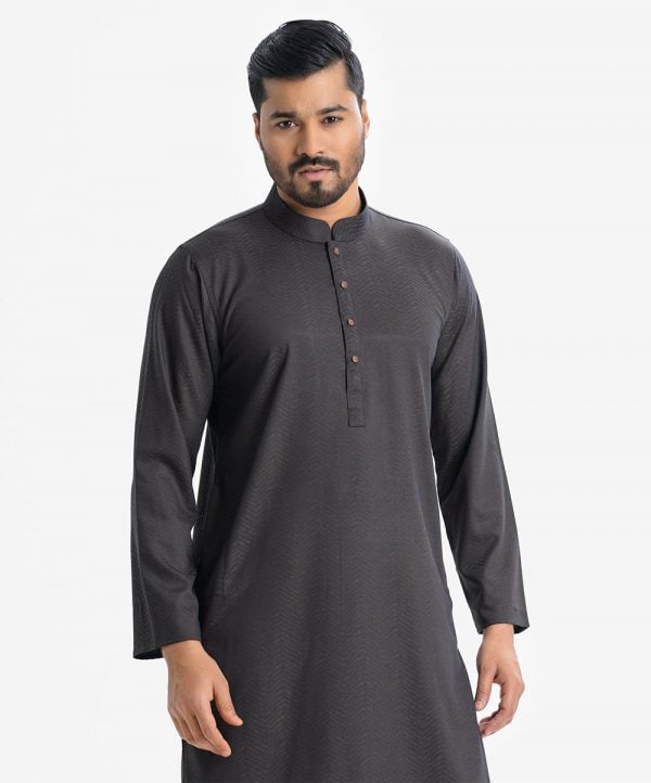 Mens printed semi-fitted panjabi in cotton fabric. Mandarin collar, inseam pockets. Button fastening at the front.