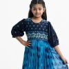 kid girls printed tent-style layered tunic in viscose and georgette fabric. puff-sleeves, round neck. Gathered at the waistline with a tassel tie.