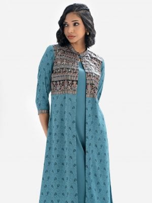 Printed three-quarter sleeved shrug with tunic in zoom fabric. Mandarin collar. A button fastening at the front with karchupi and zooms fabric tunic.