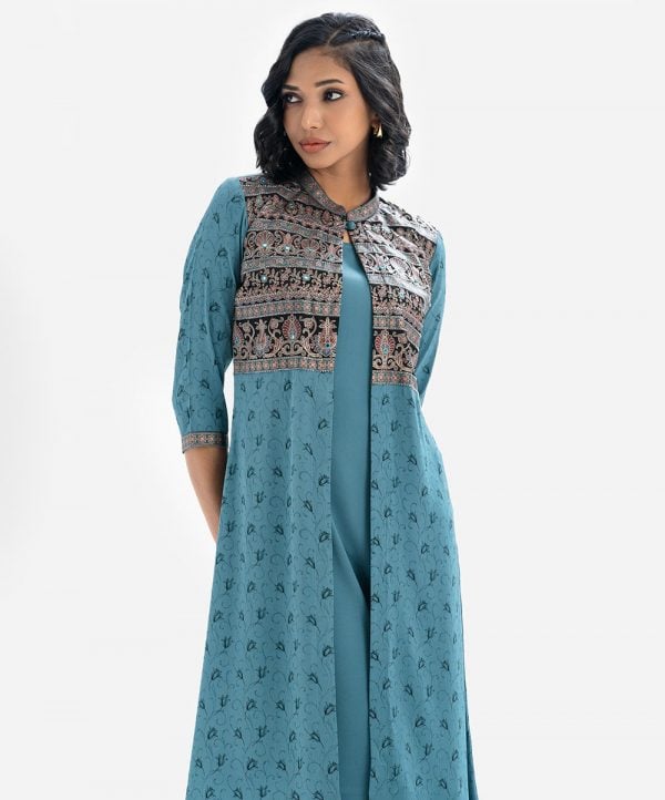 Printed three-quarter sleeved shrug with tunic in zoom fabric. Mandarin collar. A button fastening at the front with karchupi and zooms fabric tunic.