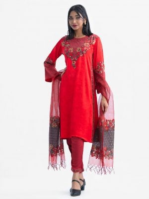 Karchupi, print and patch detailed kameez in silk-viscose blended fabric, exclusively from Nargisus by Le Reve. Complemented with crepe palazzo and printed half silk dupatta.